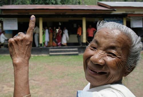 Hindistanda 23 Nisan 2009 tarihinde düzenlenen seçimlere büyük şehirlerden biri olan Assam-Guwahatiden de katılım yüksek oldu. Dünyanın en büyük çaptaki demokratik seçim olan Hindistanda Başbakan Manmohan Singhe oy veren bu kadının boyalı parmağı ise seçimin havasını yansıtır nitelikteydi. (REUTERS/Utpal Baruah)