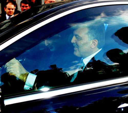 Cumhurbaşkanı Abdullah Gül, Afganistan Cumhurbaşkanı Hamit Karzai, Pakistan Cumhurbaşkanı Asıf Ali Zerdari ve Başbakan Recep Tayyip Erdoğan cuma namazını Dolmabahçe'deki Bezmialem Sultan Cami'sinde kıldı.