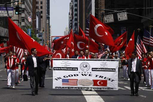 New York'ta 28'inci geleneksel Türk Günü Yürüyüşü ve Festivali büyük bir coşkuyla yapıldı. Törenlere F.Bahçe, G.Saray, Beşiktaş, Trabzon ve Karşıyaka taraftarları damga vurdu.