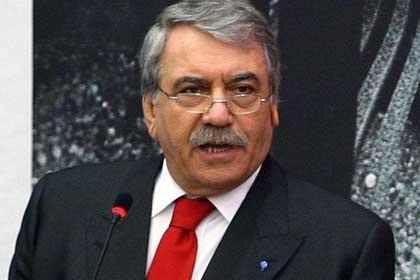 Geçtiğimiz yıl yaşamını yitiren eski Barolar Birliği Başkanı Özdemir Özok da, ünlü yıllığın sayfalarında yer alan isimler arasında. Fakülte yıllığında, güreşe olan tutkusuyla tanınan Özok'un mayolu bir fotoğrafı da yer alıyor.