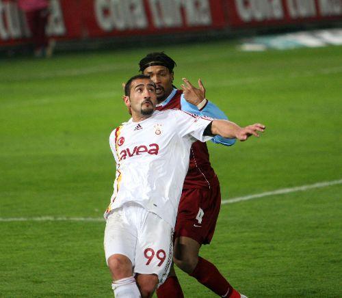 4 golle biten ve nefes kesen Trabzonspor-Galatasaray maçında sahada oyuncular mücadele verirken tribünlerde de renkli görüntüler vardı.