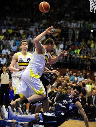 Basketbol Ligi play-off final serisinin 3. maçında Efes Pilsen, normal süresi 75-75 biten karşılaşmada uzatmada öne geçerek seriyi 2-1'e getirdi.
