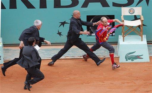 Tenis tarihinin en başarılı oyuncularından Roger Federer, kortta tarih yazarken sahaya dalarak taşkınlık yapan bir seyirci de kendi çapında tarih yazdı.