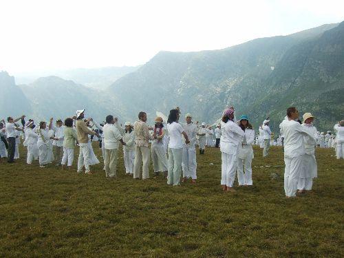 Beyaz Kardeşlik olarak tanınan cemaate mensup beyazlar giymiş yaklaşık bin Bulgar ünlü Yedi Göl yanında yeni kozmik yılı, Panevrtimi dansı ile karşıladı