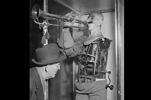 <strong>1. Yıl 1810, dünyanın ilk robotu üretildi!..</strong>
<br><br>
1810 -> İşte galerinin başlığında 200 yıllık robot tarihi dememizin nedeni. Dünyanın ilk robotu 1810 yılında Dresden, Almanya'da Frederich Kauffman tarafından geliştirilmişti ve trompet çalıyordu!.. Çekilen fotoğraf ise günümüze daha yakın bir tarihe, 1950 yılına ait...