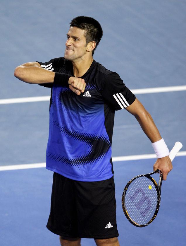 Novak Djokovic:

Turnuvaya, dünya sıralamasının bir numarası olarak katılan 24 yaşındaki Sırp tenisçi, bu yıl yaptığı 73 maçın sadece 4'ünü kaybetti. Sezona 10 şampiyonluk sığdıran Djokovic, erkekler teniste Federer-Nadal hükümdarlığına son verdi ve iki kişi arasındaki rekabete, zirveye yerleşerek farklı bir renk kattı. Tenisçi, 4 Grand Slam turnuvasının 3'ünde şampiyon olarak başarısını taçlandırdı
.
Sezon Sonu Turnuvası kariyeri:

O2 Arena biletini 16 Mayıs'ta garantileyerek bir ilke imza atan Djokovic, Sezon Sonu Final Turnuvası'na 5'inci kez katılacak. 2008'de Şanghay'daki Qi Zhong Stadyumu'nda yapılan Sezon Sonu Turnuvası'nda şampiyon olan Djokovic, geçen yıl yarı finalde Roger Federer'e yenilmişti. Djokovic, O2 Arena'daki ilk maçında, dünya sıralamasının 7 numarası Çek Tomas Berdych ile karşılaşacak.

Öz geçmişi:

Tenis oynamaya 4 yaşında başlayan Djokovic, profesyonal spor hayatına adımını 16 yaşında attı. ''Nole'' lakabıyla anılan Djokovic, ''Family Sports'' adındaki firmanın sahibi olan Srdjan ile Dijana'nın oğlu. Bir tenis akademisi ve 3 restoranı bulunan firma, gıdadan kıyafete geniş bir ürün yelpazesine sahip. Amca Goran, mayıs ayında yapılan Belgrad Açık Tenis Turnuvası'nın direktörlüğünü yapıyor. Novak Djokovic, tam anlamıyla sporcu bir aileden geliyor. Babası, amcası ve halasının geçmişinde profesyonel kayakçılık bulunuyor. Futbol geçmişi de bulunan babasının, oğlunun kayak veya futbol ile uğraşmasını istediği biliniyor. Novak Djokovic'in, eğitimlerine devam eden kardeşleri Marko ile Djordje de tenis sporuyla uğraşıyor. Teniste idol olarak Pete Sampras'ı gören Novak Djokovic, 12 yaşındayken Münih'deki Niki Pilic Akademisi'ne kaydoldu. Belgrad'a dönmeden önce burada iki yıl eğitim alan Djokovic, ana dili olan Sırpça'nın yanı sıra İtalyanca, Almanca ve İngilizce biliyor. Djokovic, sert zeminde kendisini daha rahat hissetmesine karşın, kendisini tüm kortlara uygun görüyor ve geldiği nokta, bu düşüncesinin doğru olduğunu gösteriyor. Sporcunun antrenörlüğünü eski profesyonel tenisçilerden Slovak Marian Vajda yapıyor. Kariyerinde 28 şampiyonluğu bulunan sporcu, 3'ü bu yıl olmak üzere toplam 4 Grand Slam turnuvası kazandı.