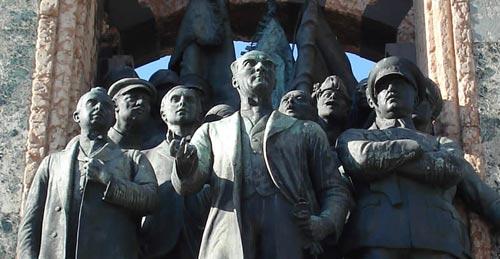 Taksim Cumhuriyet Anıtı, bronz heykelleri üzerinde yoğun korozyon, taş kaide yüzeyinde kir tabakası, ince kılcal çatlaklar ve yüzeyde kopmalar nedeniyle restore edilecek.