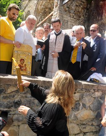 Sümela Manastırını ziyarete gelen aralarında Yunan vekilin de olduğu Yunan ve Rus turistler manastırda ayin yapmak istediler. Ayine yasal olmadığı gerekçesiyle Müzeler Müdürü tarafından izin verilmedi.