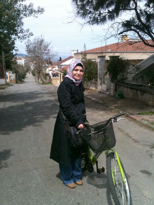 Bisiklet sürmek için adalardan uygun bir ortam bulunmaz elbet. Araç yok. yollar boş. Haftaiçi giderseniz faytona ve yerel halk dışında bir sakine de pek rastlamıyorsunuz.