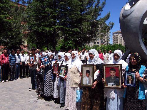 Onlarca kayıp yakını faili meçhuller için Diyarbakır ve İstanbul'da insan zinciri oluşturarak eylem yaptı.