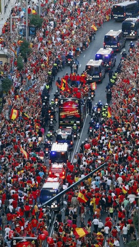 Özellikle İspanyol basını, futbolculara övgüler yağdırdı. Marca gazetesi, Evet, Dünya Şampiyonuyuz ifadesini kullanarak, Dünyanın kralları! diye yazdı.