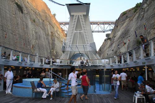 Geçmişte denizcilerin gemilerini kayalıklardan aşarak geçindikleri Corinth Kıstağı,  84 metre aşağı inilerek kesilmiş ve genişletilmiş.