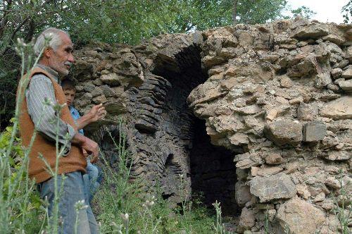Bitlis'in Mutki ilçesinde 2000 yıllık olduğu öne sürülen Hıristiyanlara ait kilise restore edilmeyi bekliyor.