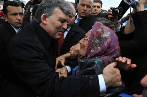 Cumhurbaşkanı Abdullah Gül, Tunceli'de coşkuyla karşılandı. Vatandaşlarla sohbet eden ve tek tek hal hatır sorarak kucaklaşan Gül, 'Sen hoşgeldin Sayın Cumhurbaşkanım, başımızın üstünde yerin var'' yazılı dövizlerle karşılandı.