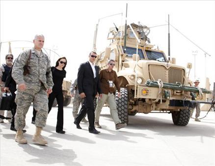 Jolie, Iraklı anneleri Size okul ve hastane bulunması için Birleşmiş Milletler ve Irak hükümetinden destek isteyeceğim. Siz yoksul olduğunuz için değil, Irak'ın geleceği olduğunuz için yardıma muhtaçsınız diye teselli etmeye çalıştı.