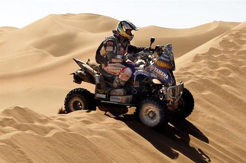 Araçların ve pilotların sınırlarını zorlayan 13 etaplık Dakar Rallisi Güney Amerika'da koşuluyor. 9500 km uzunluğundaki rotada 146 otomobil, 183 motosiklet, 68 kamyon ve 33 ATV 5000 km boyunca yarışıyor. 1979-2007 yılları arasında Afrika'da koşulan Paris-Dakar rallisi güvenlik nedeniyle 2008 yılından bu yana kıta değiştirdi.