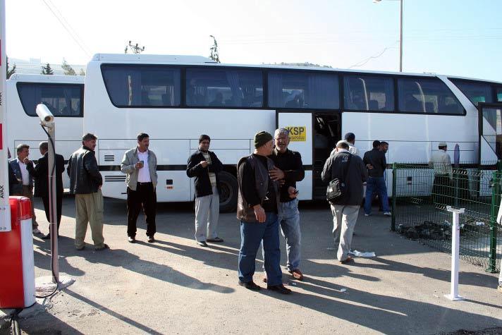 Suriye'de silahlı saldırıya uğrayan Türk otobüsünde yaralanan hacılar, Hatay'daki hastanelerde tedavi altına alındı. Hacılar, seyir halindeki otobüse yapılan saldırı anını anlattı.