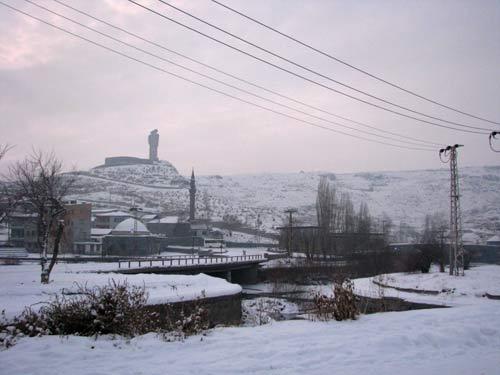 Romanlara, şiirlere, filmlere konu alan ve Orhan Pamuk ile Nobel'le taçlanan Kars'ın meşhur kar manzalarından bir demet. Fotoğraflar: Bünyamin Yılmaz - Yaşar İliksiz