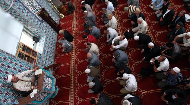 Diyanet İşleri Başkanı Mehmet Görmez, Siirt'te cuma namazı kıldırdı. Vazında Müslüman olarak doğmanın büyük bir nimet olduğunu ifade eden Görmez, iman kardeşliğine vurgu yaptı.