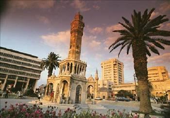 <p>İZMİR Şehrin asıl adı “Smyrna”dır. İzmir kelimesi smyrna’nın halk arasındaki kullanış şeklidir. Homeros destanlarında bu kent ismini Kıbrıs Kralı Kinyras’ın kızı Smyra’dan alır ve tanrıça Artemis İzmirli’dir. Kimi kaynaklara göre de, İzmir şehrini ilk kuran Hititler değil, Amazonlar’dır. (Hititler de buraya Navlühun adını vermişlerdir.</p>