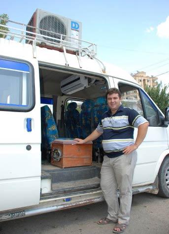 Adana'nın Kozan ilçesinde köylere yolcu taşıyan sürücü,  yolcularını kavurucu Çukurova sıcağından kurtarmak için minibüsüne duvar tipi split klima taktırdı.