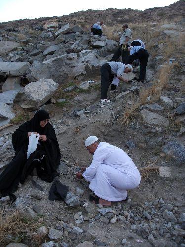 Aziziye bölgesinde bir otoyol kenarındaki dağın yamaçlarına tırmanan kadınlı erkekli hacı adayları Şeytan taşlamak için Müzdelife'de toplanması gereken taşları topladı. Kaya parçalarını taşları birbirine vurarak küçülten hacı adayları daha sonra topladıkları taşları poşetlere koydu.