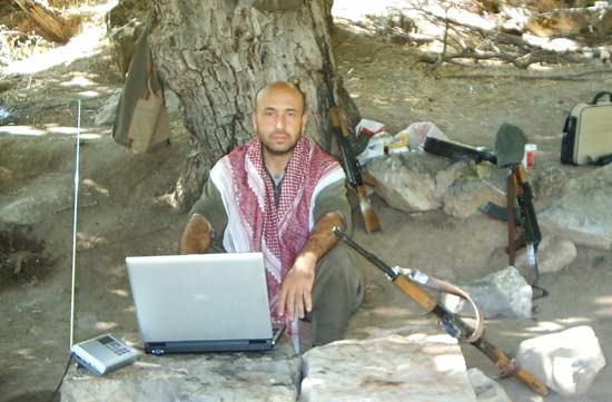 Terörist Orhan Yılmazkaya Zap dağında olduğu tahmin edilen PKK kampında dizüstü bilgisayar başında çalışıyor