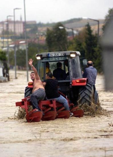 İstanbul Selimpaşa'da bir çok araç sel sularıyla birlikte denize döküldü. İki minik kardeş ise kayıp, helikopterler mahsur kalan vatandaşlar için havalandı.
