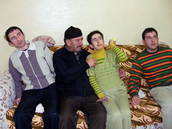 Erzurum'un Palandöken ilçesinde yaşayan Arslanoğlu ailesinin 4 ferdi, teşhis edilemeyen bir hastalıkla mücadele ediyor. Ailenin iki çocuğu el ve ayaktan düşüp konuşamaz hale gelirken, baba dieğr kardeşte de hsatalık belirtisi var.