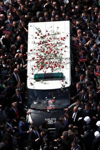 Helikopter kazası sonucu hayatını kaybeden BPP lideri Muhsin Yazıcıoğlu'nu milyonlar uğurladı. Devletin tam kadro olduğu törende izdiham vardı.
