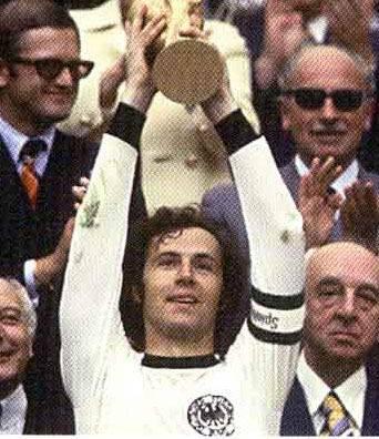 Jübile maçında kendi kalesine gol atan tek futbolcu Franz Beckenbauer.