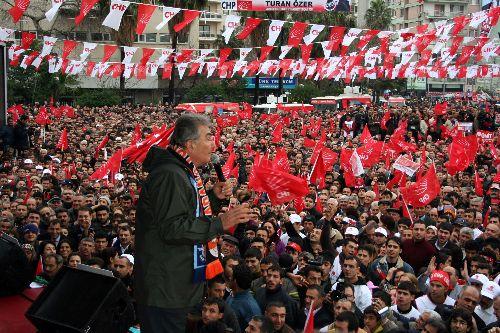 CHP Genel Başkanı Deniz Baykal, partisince Adana Uğur Mumcu Alanı'nda düzenlenecek açık hava toplantısında halka hitap etti.