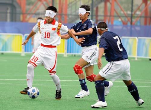 CINLI FUTBOLCU ZHENG WENFA (SOL 1), PARALIMPIK OLIMPIYATLAR ARJANTIN VE CIN FUTBOL TAKIMLARI ARASINDAKI B GRUBU ELEME MACINDA MUCADELE ETTI. MACI ARJANTIN 1-0 KAZANDI