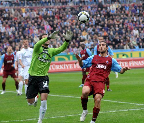 Trabzonspor liderlik hesapları yaparak girdiği haftada kendi evinde baskılı oynadı ama kaleci Oğuzhan'ı geçmeyi başaramadı ve galibiyet ararken yediği şok bir golle yıkıldı ve taraftarını da yıktı.