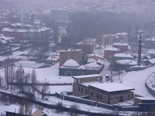 Romanlara, şiirlere, filmlere konu alan ve Orhan Pamuk ile Nobel'le taçlanan Kars'ın meşhur kar manzalarından bir demet. Fotoğraflar: Bünyamin Yılmaz - Yaşar İliksiz