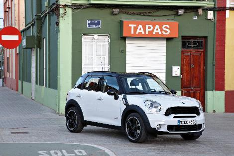 MINI<br>
YAZA güçlü bir şekilde girmeyi hedefleyen MINI, Haziran ayında tüm modellerinde 3 bin 200 Euroya varan indirim uyguluyor. One, Cooper, Clubman ve Countryman modelleri için sunulan bu fırsat ise stoklarla sınırlı tutuluyor.