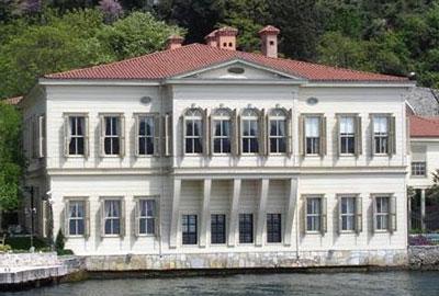 <p><strong><span style="color: #0000ff;">Demet Sabancı: </span></strong>Hacı Sabancı'nın kızı Demsa'nın sahibi Demet Sabancı ve eşi Cengiz Çetindoğan, Kandilli'deki Zarif Mustafa Paşa Yalısı'nın sahibi. 18'inci yüzyılın başlarında yaptırılan yalının toplam bin 921 metrekare arsası bulunuyor. Yalının değerinin 85 milyon dolar olduğu ifade ediliyor. </p>