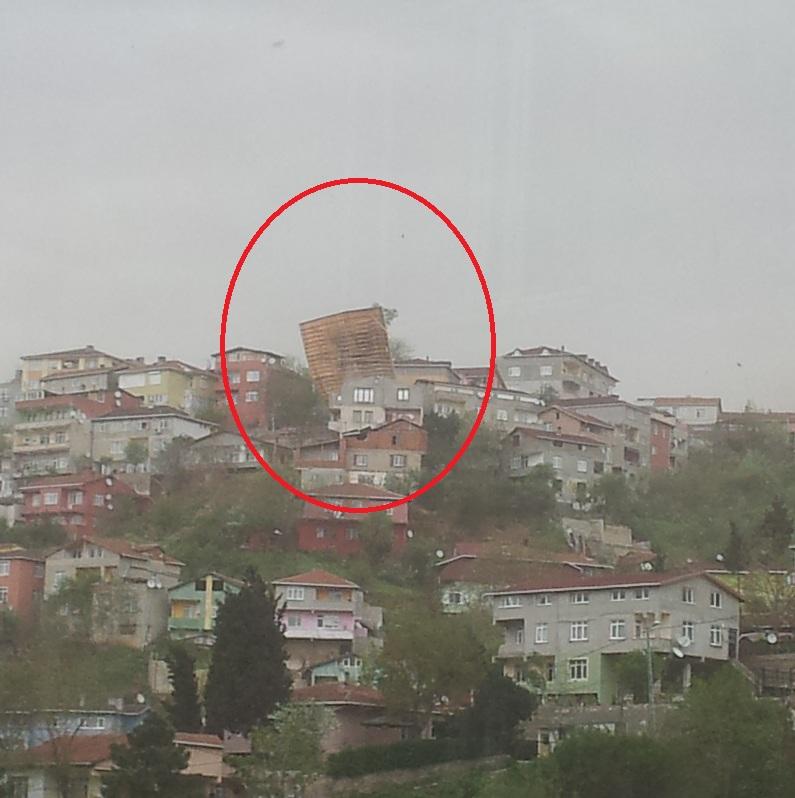 İstanbul'da uçmak üzere olan çatı bir Haber 7 okuyucusu tarafından böyle görüntülendi.