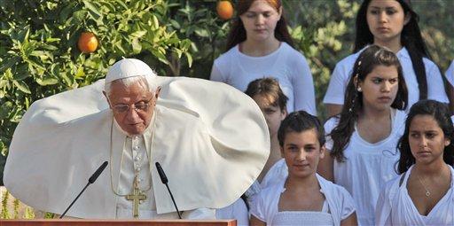 Katolik dünyasının ruhani lideri Papa 16. Benediktus'un Kudüs'ü ziyareti sürüyor. Tarihi gezinin ilk iki gününde neler oldu bir hatırlayalım ve ziyaretin atmosferini 125 fotoğrafla yansıtalım istedik.