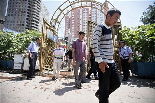 Doğu Türkistan'ı işgal ederek adını Sincan Uygur Özerk Bölgesi ilan eden Çin bu hafta olaylar nedeniyle Cuma namazı kılınmasını yasakladı ama halk yasağı tanımadı. Namaz sonrası olaylar çıktı.