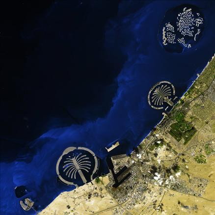 Dubai kıyılarında insanoğlu eli ile yapılan yapay Palmiye ve Dünya adaları...