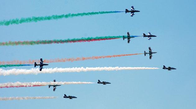 Türk Hava Kuvvetleri'nin 100. yılı nedeniyle 20 ülkeden 99 uçağın yer aldığı İzmir'deki hava gösterisine 32 yıl aradan sonra İranlı bir askeri yetkili de davet edildi.