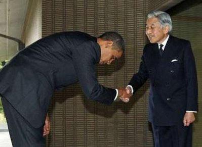 Forbesun geçen hafta Dünyanın en güçlü adamı olarak ilan ettiği ABD Başkanı Barack Obamanın Japonya ziyareti sırasında Japon İmparatoru Akihito karşısında eğilmesi kriz yarattı.