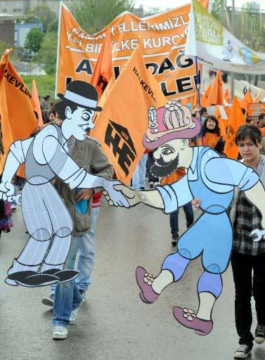 Ankara'daki 1 Mayıs kutlamalarının yapılacağı Sıhhiye Meydanı'na girişlerdeki arama noktasında polis ile göstericiler arasında arbede çıktı. Polis olayları yatıştırmak için havaya ateş açtı.