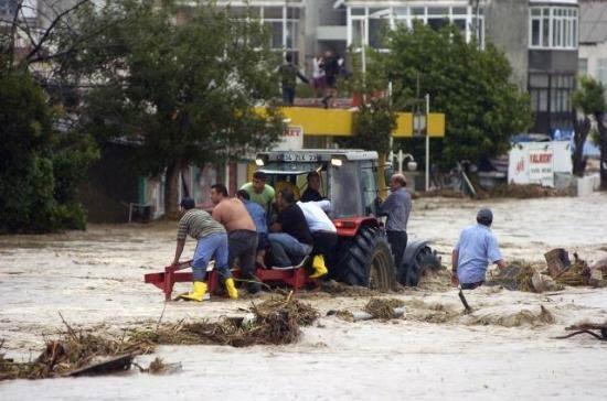 İstanbul Selimpaşa'da bir çok araç sel sularıyla birlikte denize döküldü. İki minik kardeş ise kayıp, helikopterler mahsur kalan vatandaşlar için havalandı.
