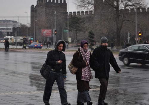 SON G&Uuml;NLERDE MEVSİM NORMALLERİNİN &Uuml;ZERİNDE SEYREDEN HAVA SICAKLIĞI, YURT GENELİNDE OLDUĞU GİBİ KAYSERİ'DE DE YERİNİ KAR YAĞIŞINA BIRAKTI. (MEHMET ZEKİ ALTUN-NECATİ &Ccedil;İ&Ccedil;EK/KAYSERİ-İHA)