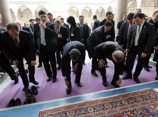 ABD Başkanı Barack Obama, Başbakan Recep Tayyip Erdoğan ile birlikte Ayasofya Müzesi'ni ve Sultan Ahmet Camii'ni gezdi.