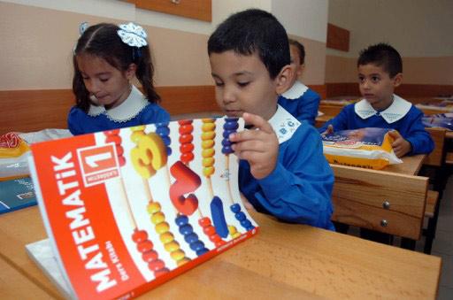 Okul öncesi ve ilköğretim 1 .sınıf öğrencileri için ders zili bugün çaldı. Çocuklar ilk günün heyecanı ve tedirginliğiyle sıralara oturuken anne ve babalar da heyecanlandı.
