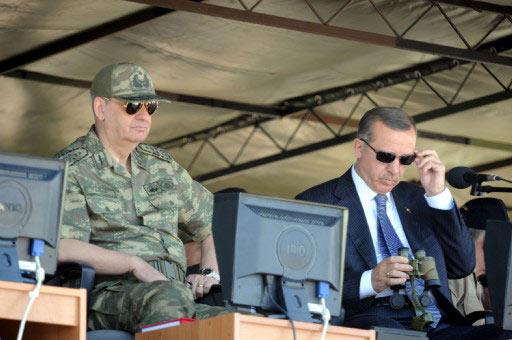 Başbakan Erdoğan, Genelkurmay Başkanı Org. İlker Başbuğ, Efes-2009 Tatbikatı'nın fiili atışlı seçkin gözlemci gününe katıldı. tatbikatta bir çok ilk de gerçekleşti.