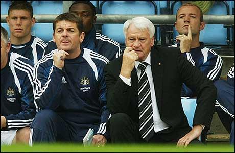 İngiltere Milli Takımı'nın eski futbolcusu ve teknik direktör Sir Bobby Robson'un 76 yaşında İngiltere'nin County Durham kentindeki evinde kansere yenik düştüğü bildirildi.